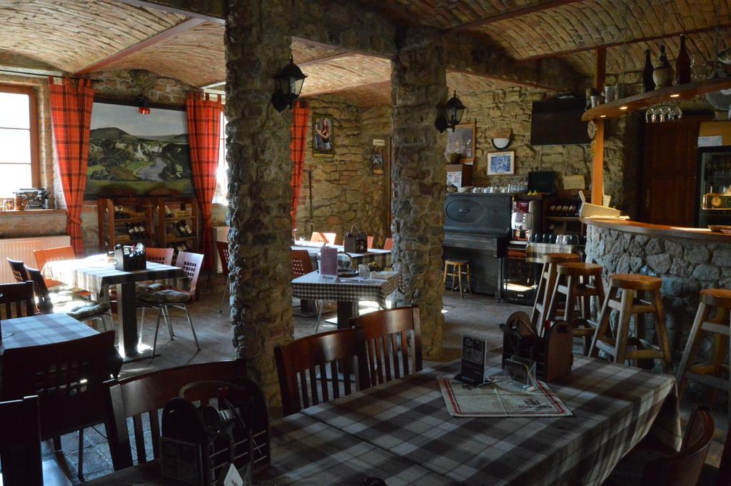 Restaurace A Penzion U Lva Karlštejn エクステリア 写真