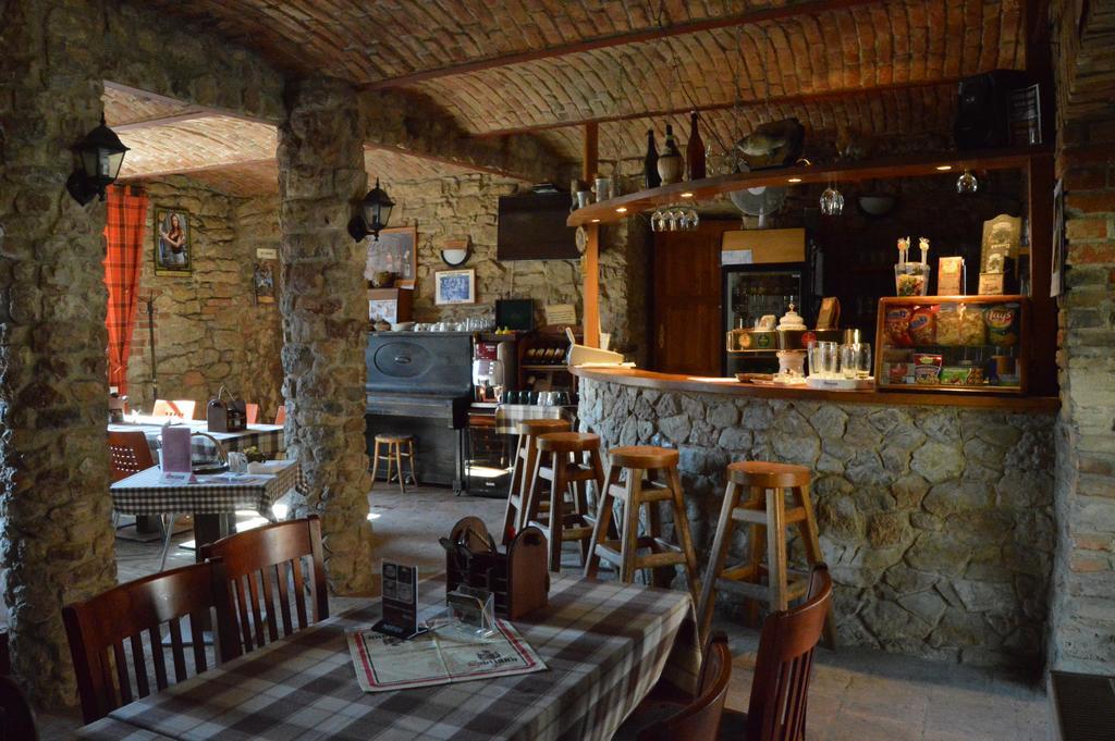 Restaurace A Penzion U Lva Karlštejn エクステリア 写真