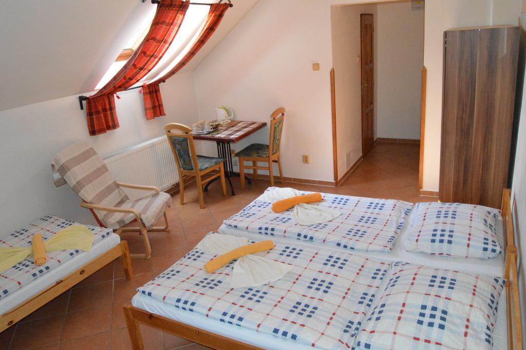 Restaurace A Penzion U Lva Karlštejn エクステリア 写真