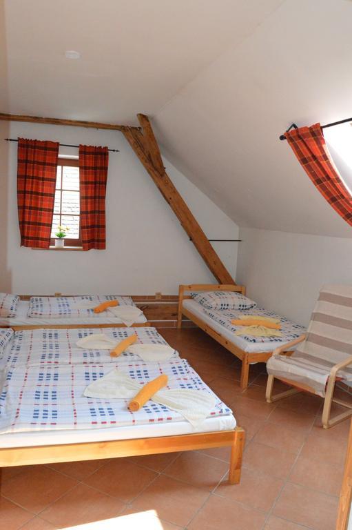 Restaurace A Penzion U Lva Karlštejn エクステリア 写真