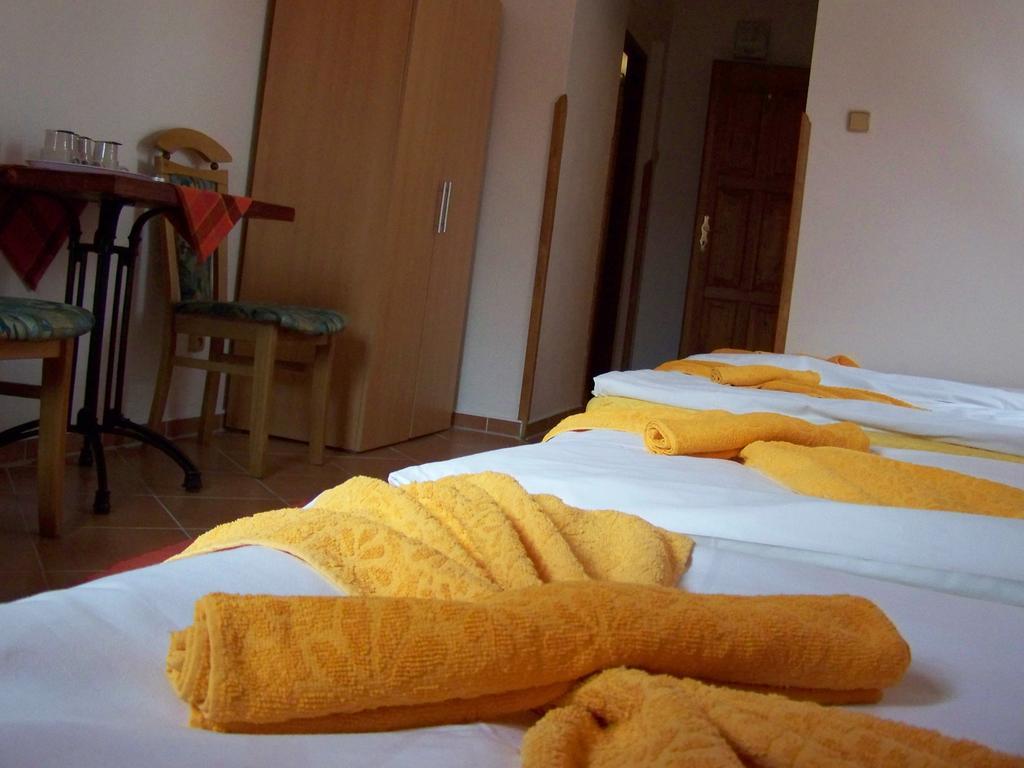 Restaurace A Penzion U Lva Karlštejn エクステリア 写真