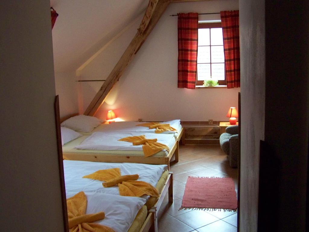 Restaurace A Penzion U Lva Karlštejn エクステリア 写真
