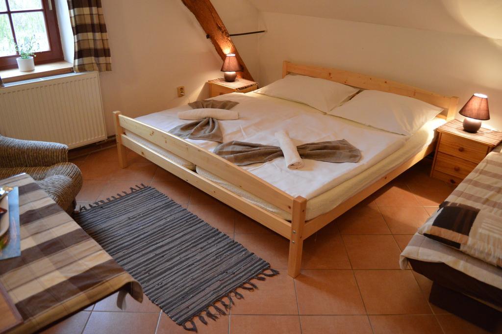Restaurace A Penzion U Lva Karlštejn エクステリア 写真