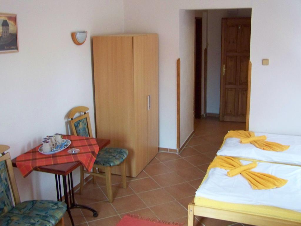 Restaurace A Penzion U Lva Karlštejn エクステリア 写真