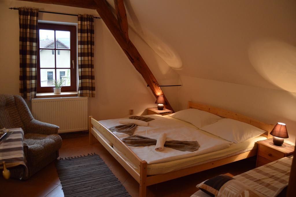 Restaurace A Penzion U Lva Karlštejn エクステリア 写真