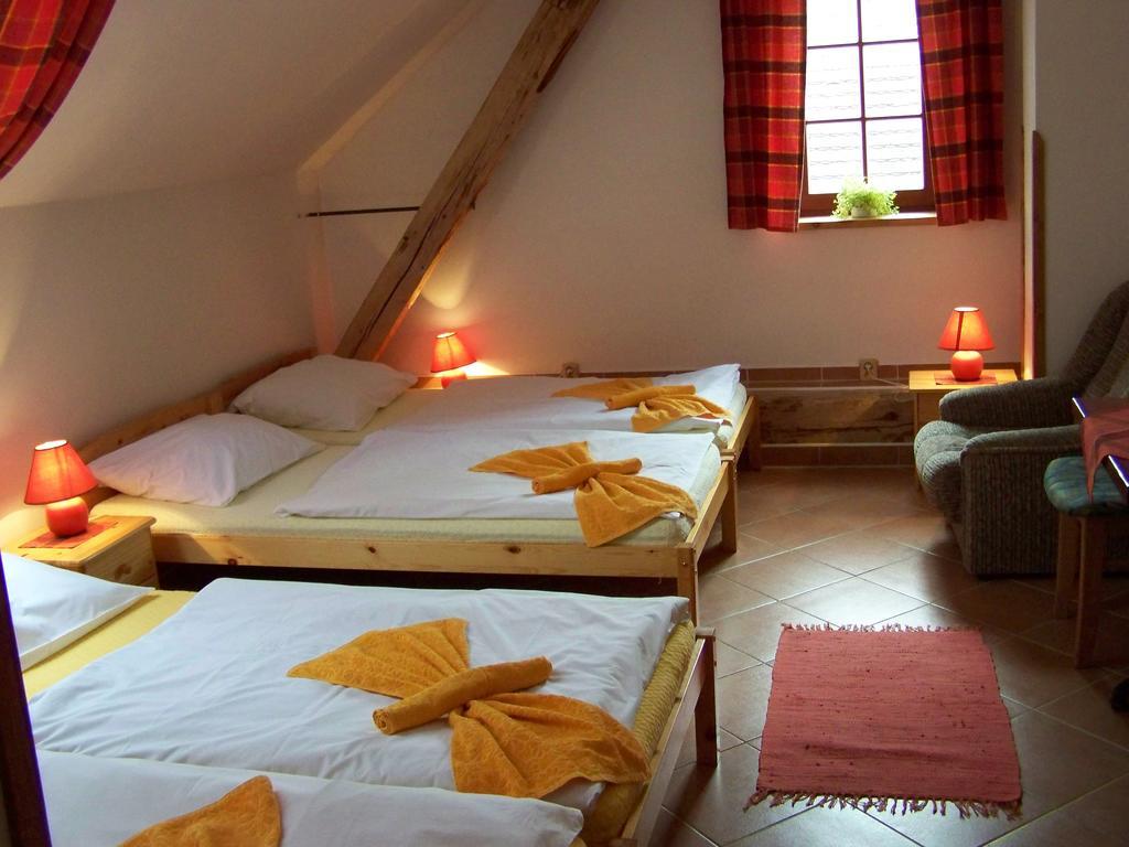 Restaurace A Penzion U Lva Karlštejn エクステリア 写真