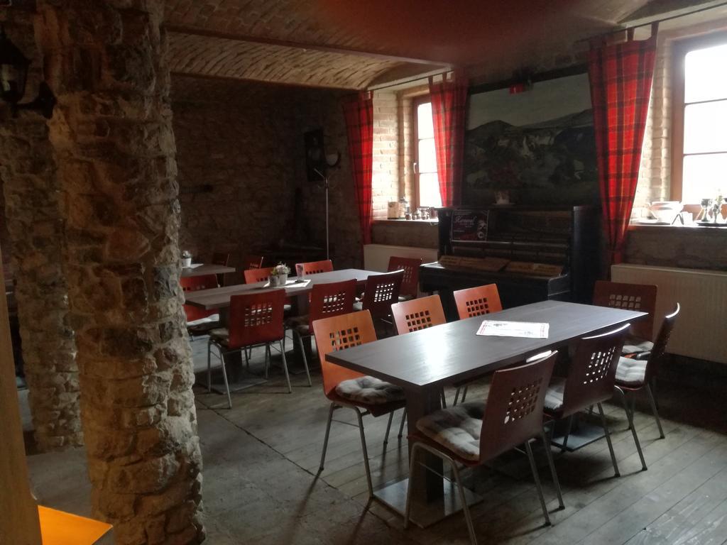 Restaurace A Penzion U Lva Karlštejn エクステリア 写真