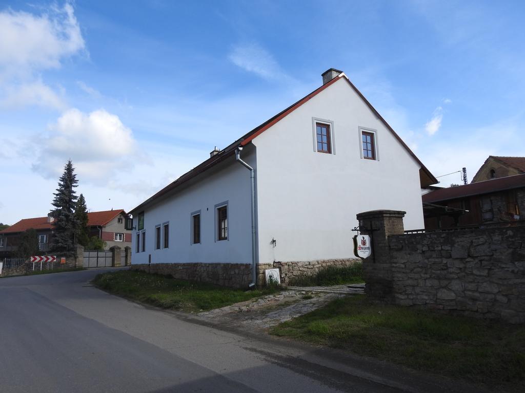 Restaurace A Penzion U Lva Karlštejn エクステリア 写真