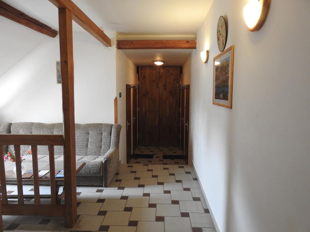 Restaurace A Penzion U Lva Karlštejn エクステリア 写真