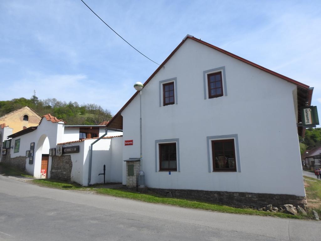 Restaurace A Penzion U Lva Karlštejn エクステリア 写真