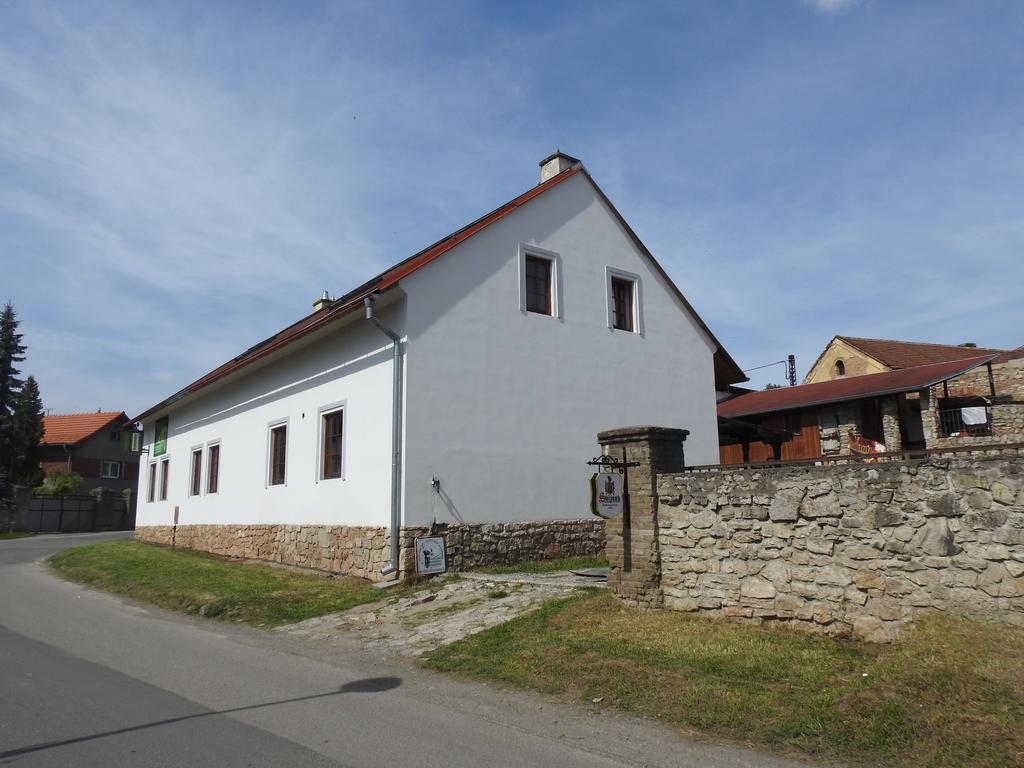 Restaurace A Penzion U Lva Karlštejn エクステリア 写真