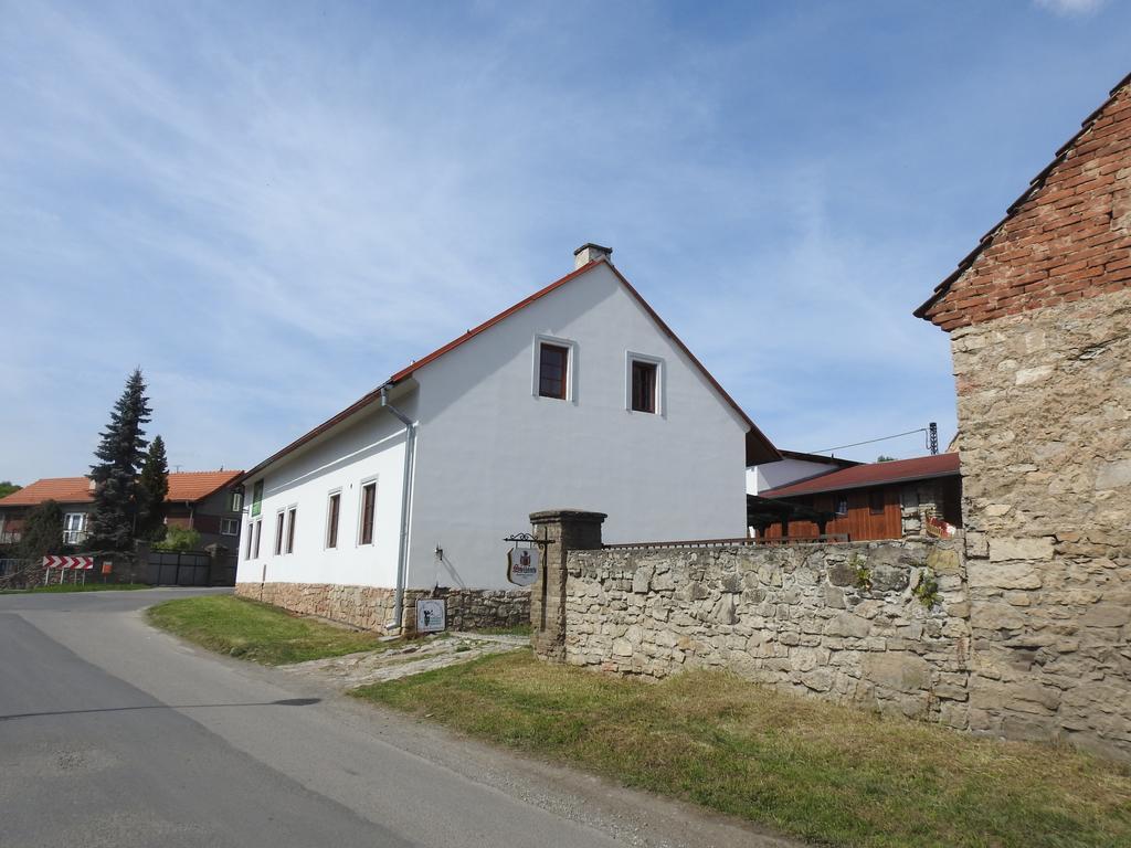 Restaurace A Penzion U Lva Karlštejn エクステリア 写真