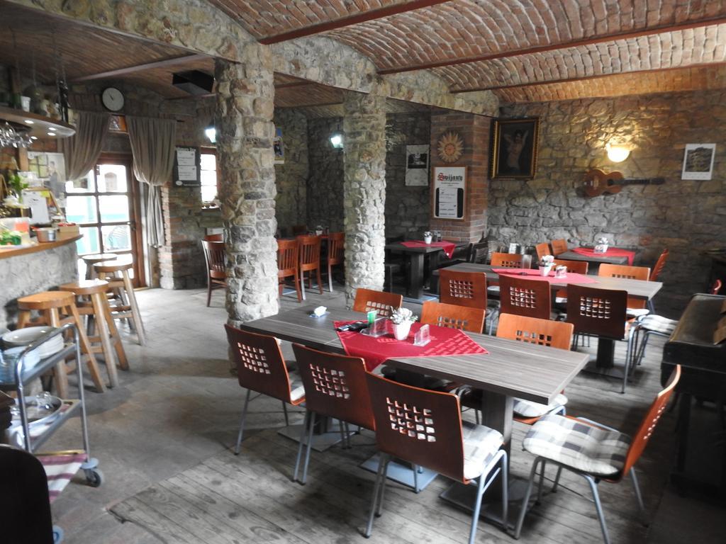 Restaurace A Penzion U Lva Karlštejn エクステリア 写真