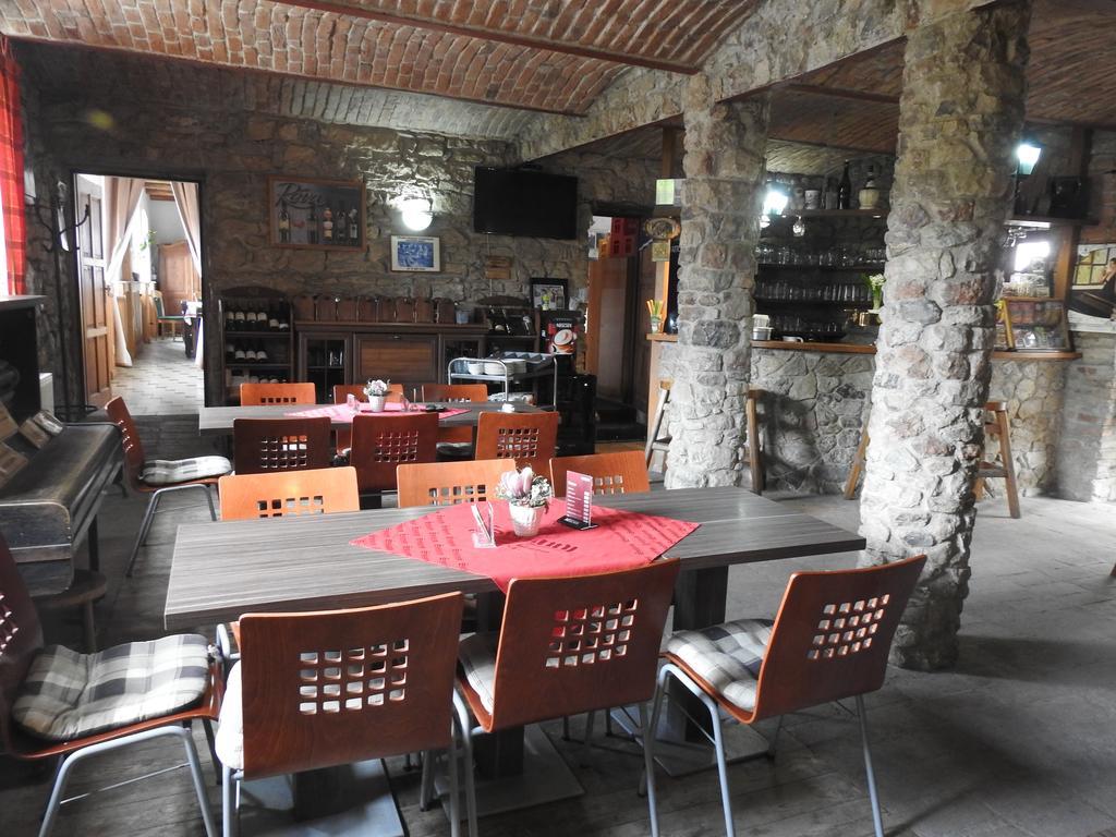 Restaurace A Penzion U Lva Karlštejn エクステリア 写真