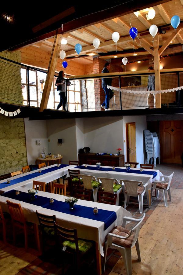 Restaurace A Penzion U Lva Karlštejn エクステリア 写真