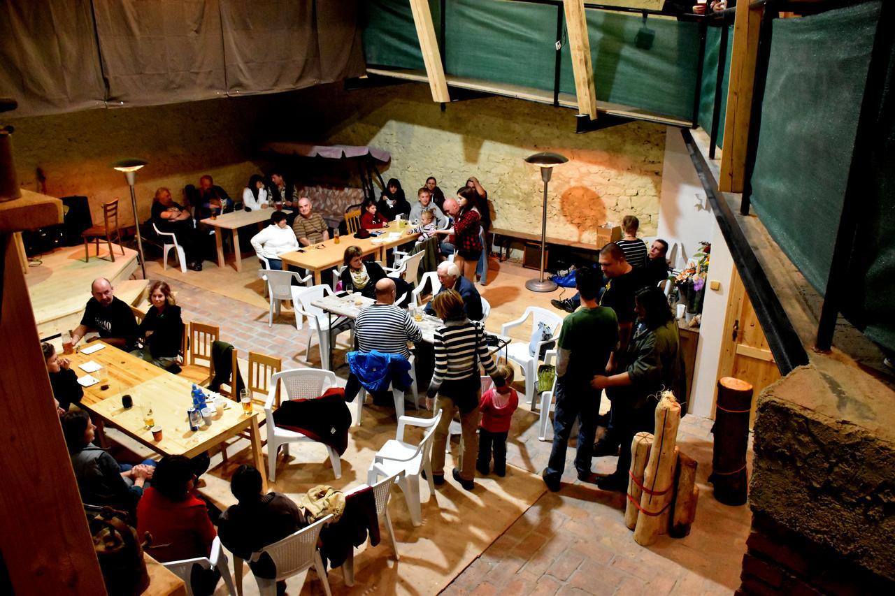 Restaurace A Penzion U Lva Karlštejn エクステリア 写真